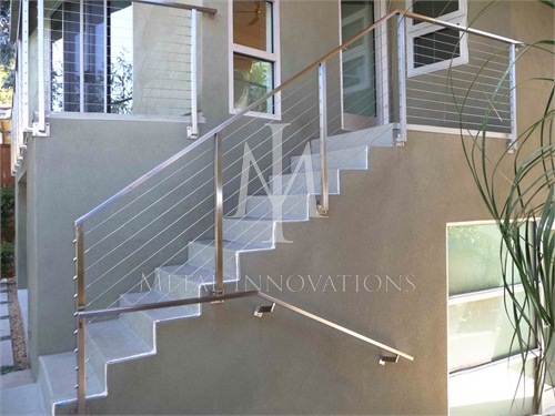 <p>This is a side mounted stainless steel cable rail with hand rail integrated.</p>
